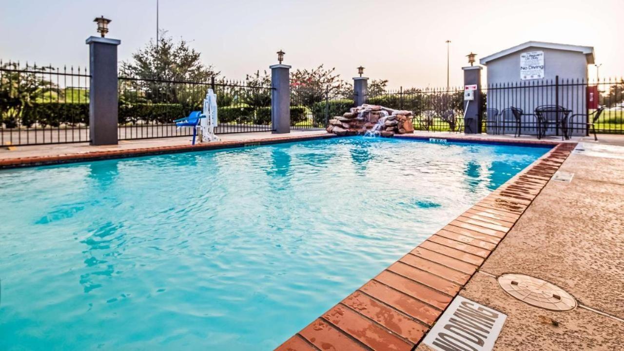 Hotel Baymont By Wyndham Laredo Esterno foto
