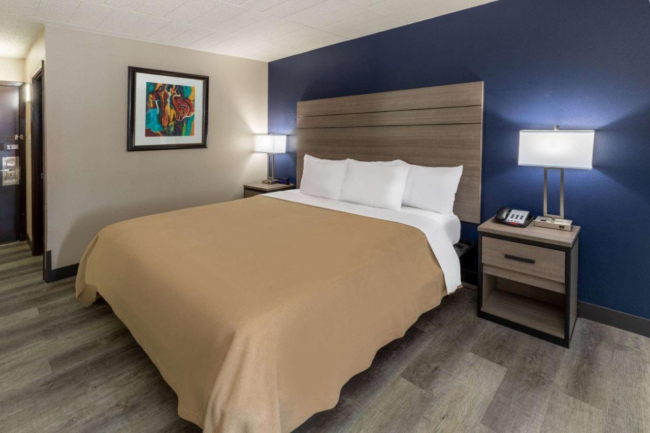 Hotel Baymont By Wyndham Laredo Esterno foto