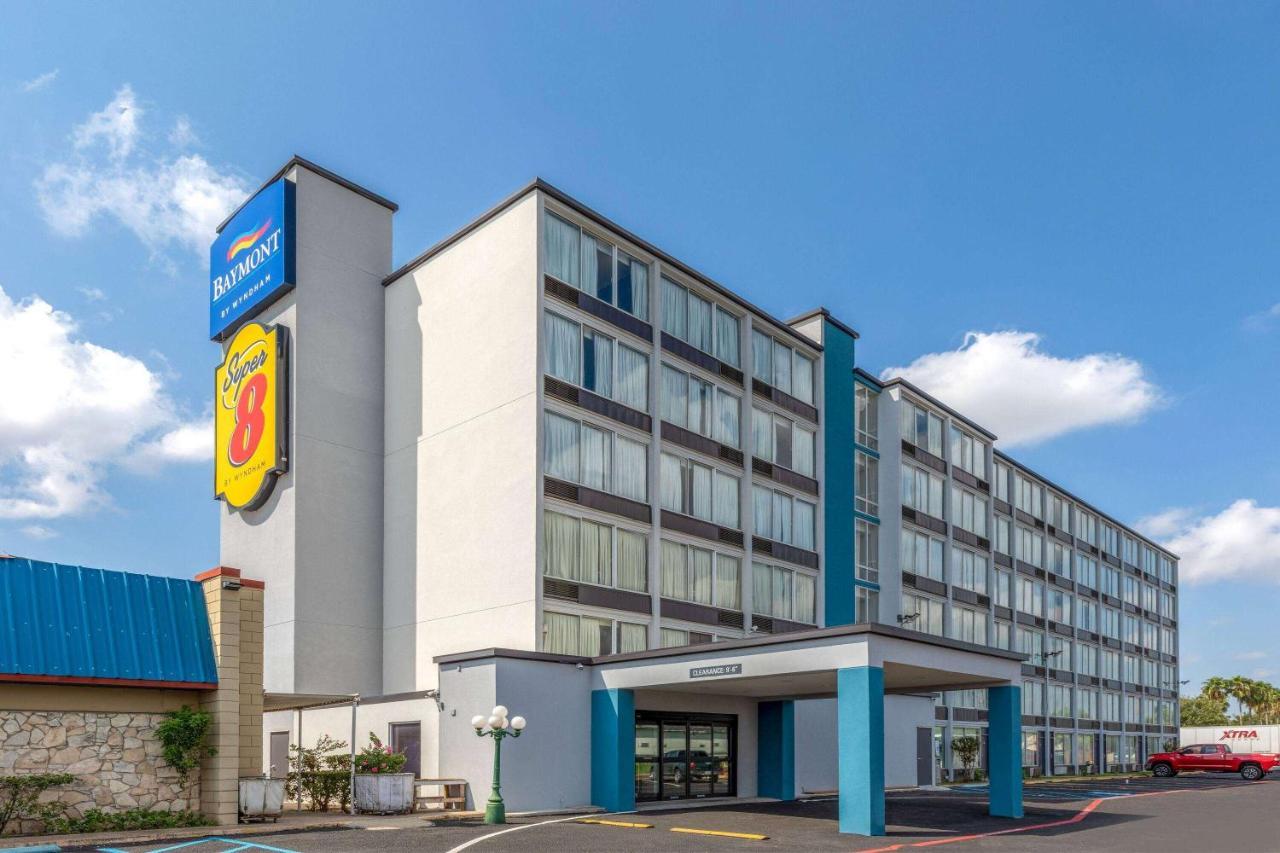 Hotel Baymont By Wyndham Laredo Esterno foto