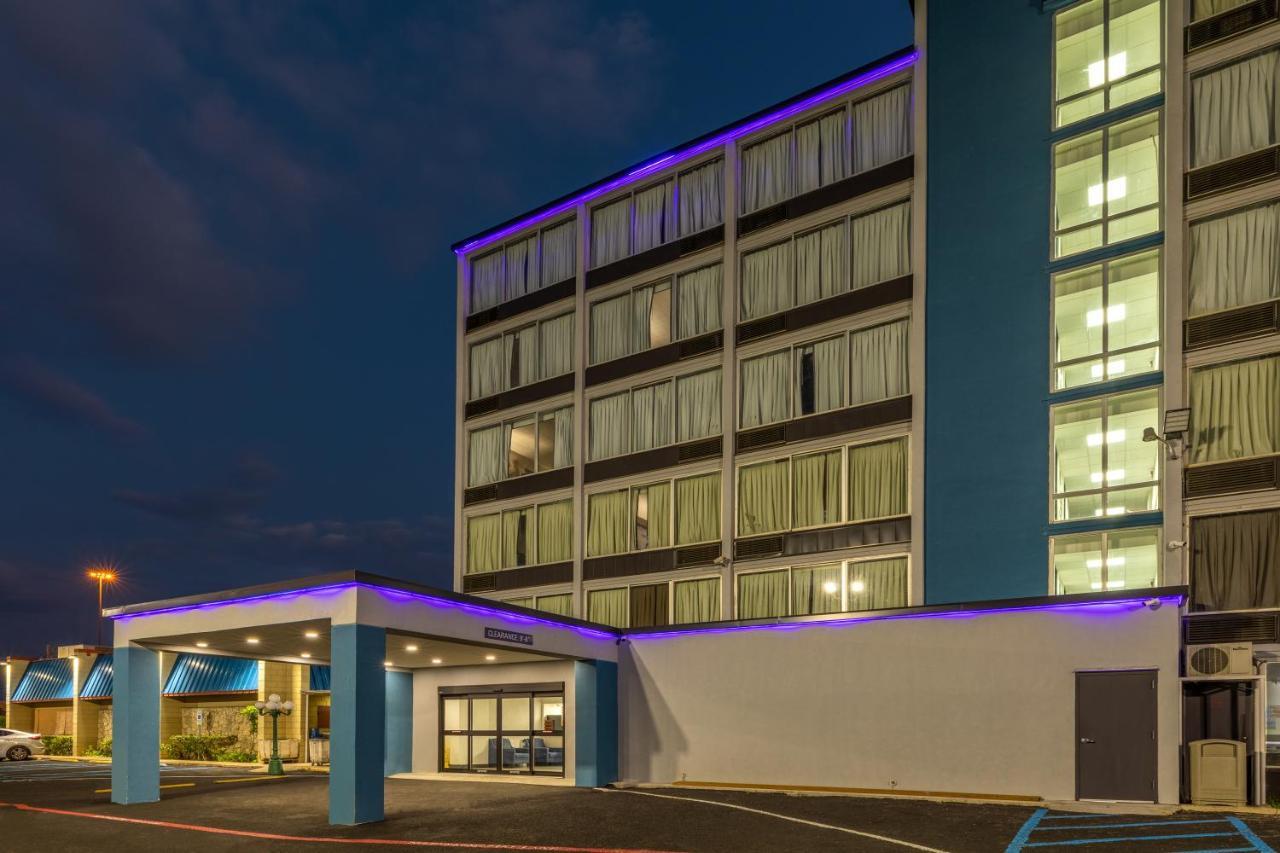 Hotel Baymont By Wyndham Laredo Esterno foto