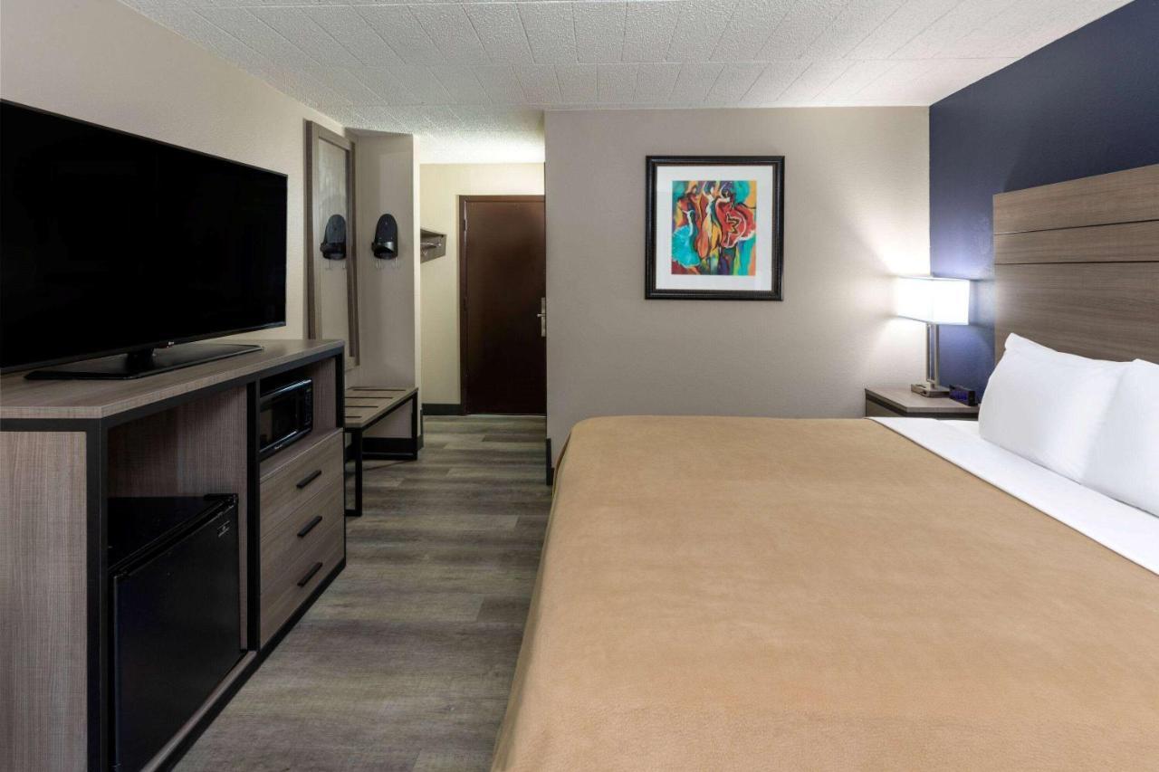 Hotel Baymont By Wyndham Laredo Esterno foto