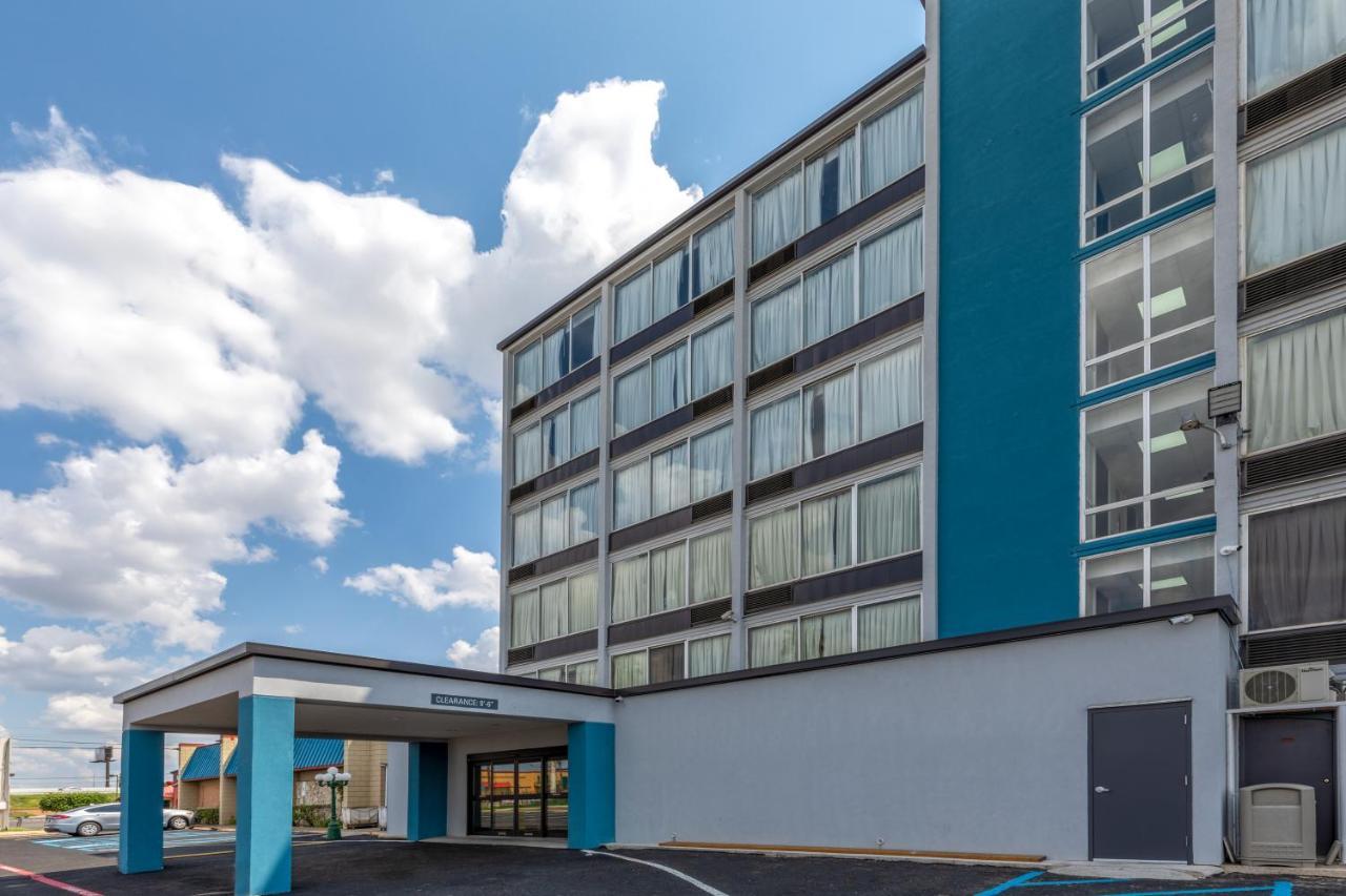 Hotel Baymont By Wyndham Laredo Esterno foto