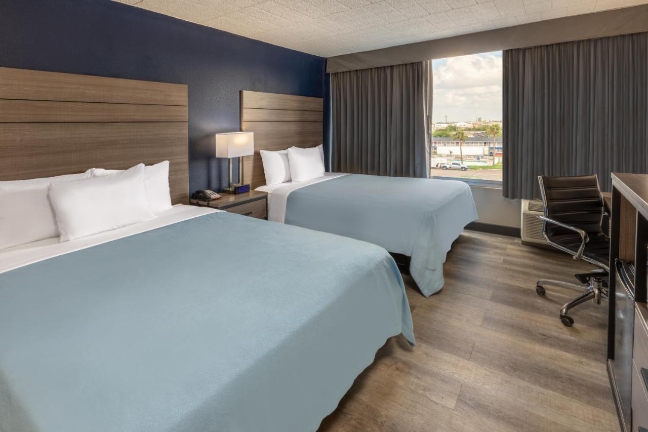 Hotel Baymont By Wyndham Laredo Esterno foto